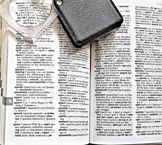 A page on a Swedish-to-German dictionary.
